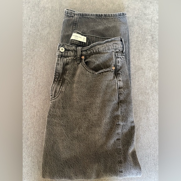 Loose High Rise Abercrombie Jeans - Picture 2 of 4